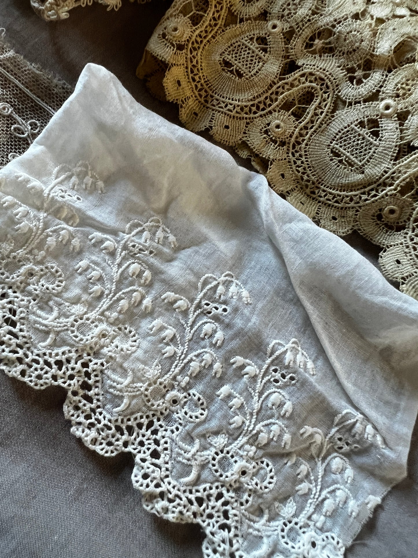 古い糸木箱とアンティークレースセット