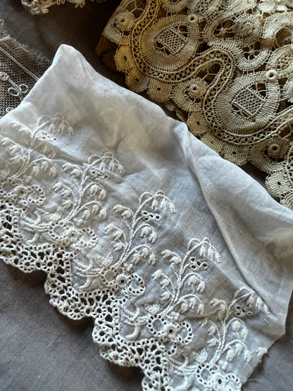 古い糸木箱とアンティークレースセット