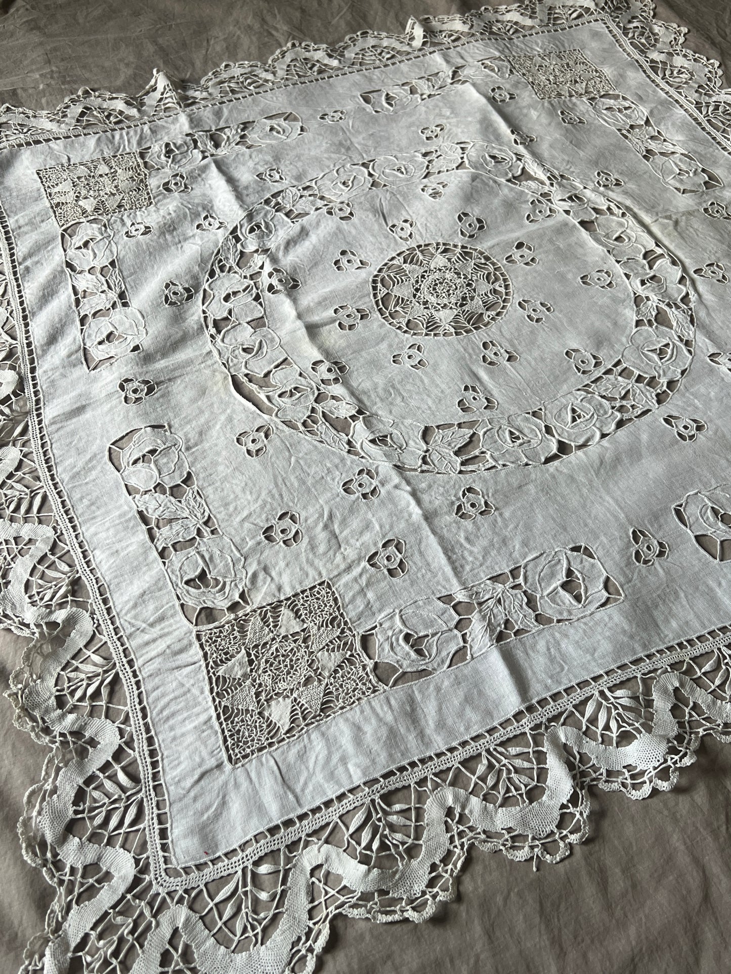 レースと刺繍の大判クロス