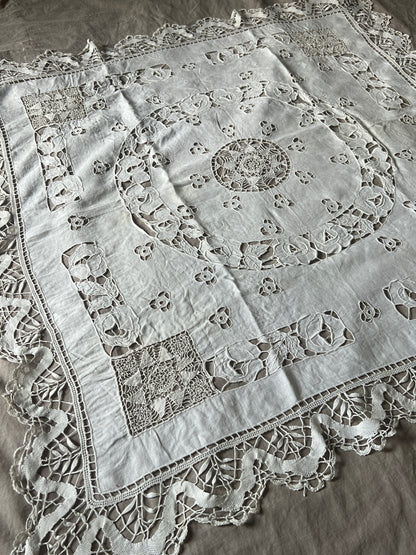 レースと刺繍の大判クロス