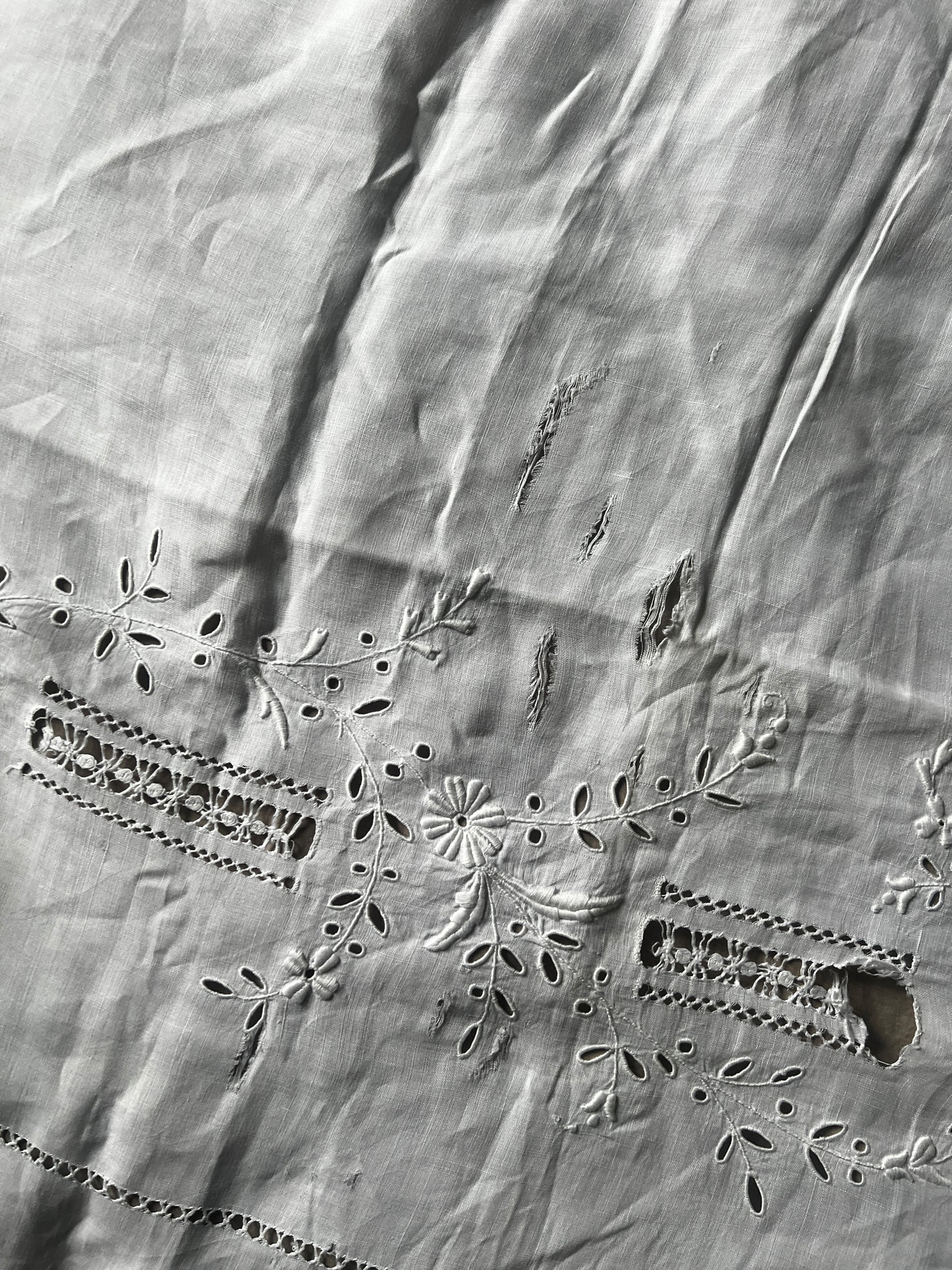 白刺繍の端布(ダメージ)