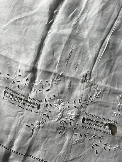 白刺繍の端布(ダメージ)