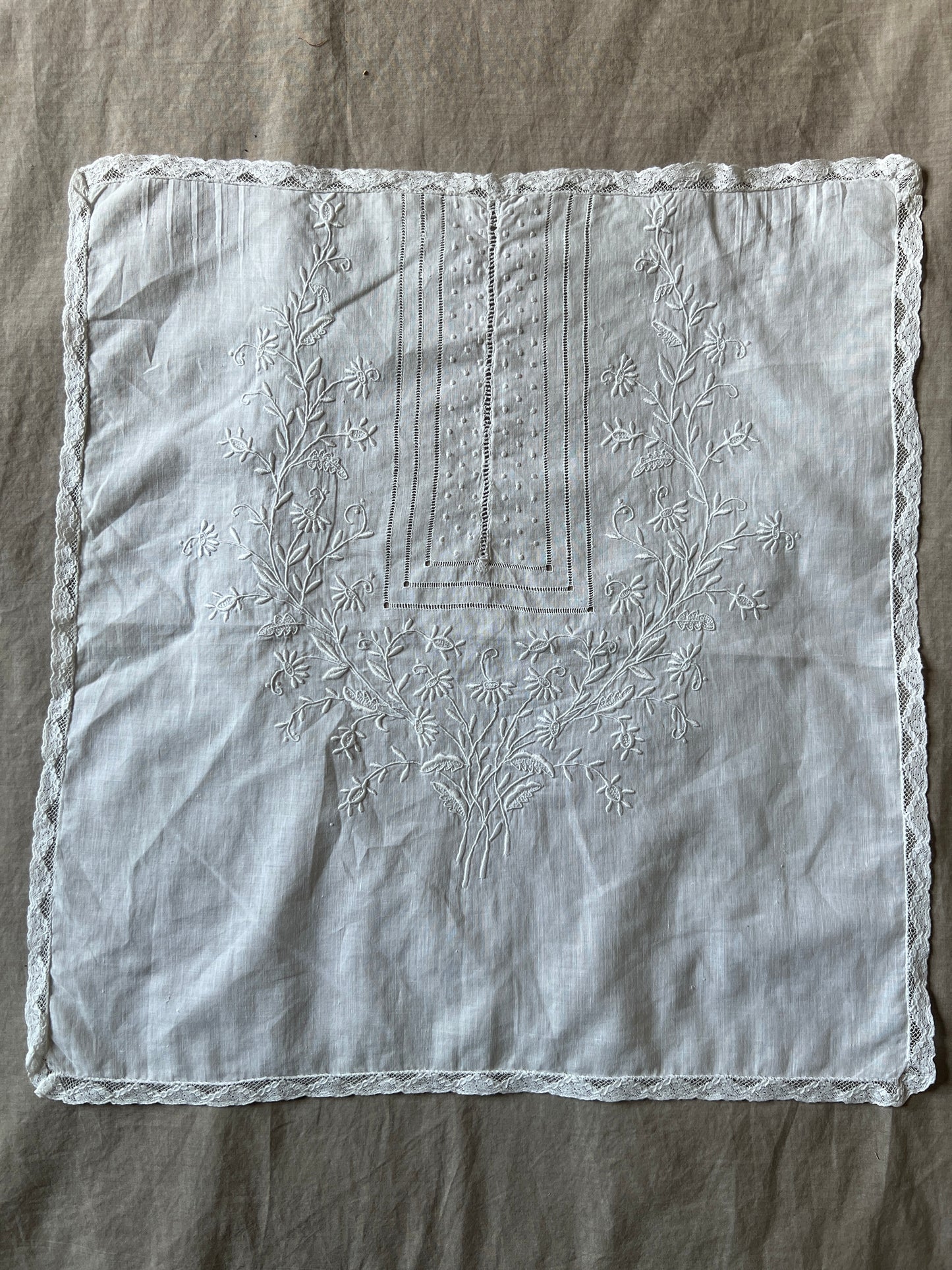 白刺繍飾り布