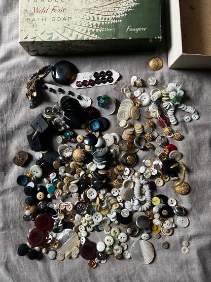 ★紙箱入りアンティークボタンセット