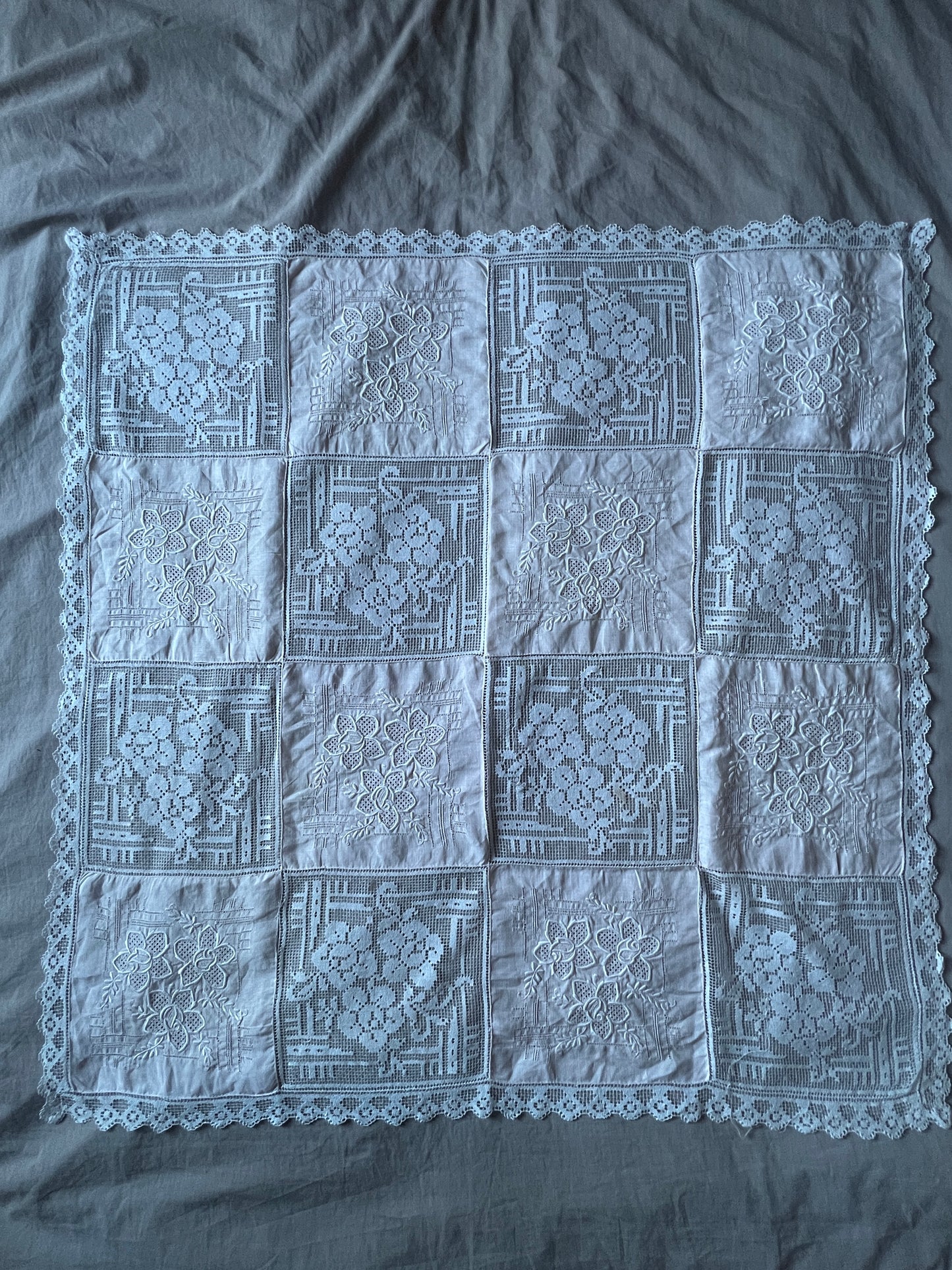 刺繍とレースの正方形クロス