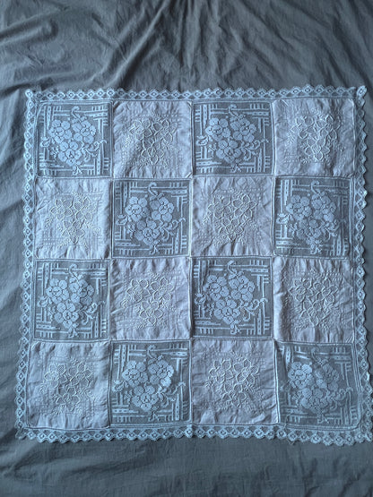 刺繍とレースの正方形クロス