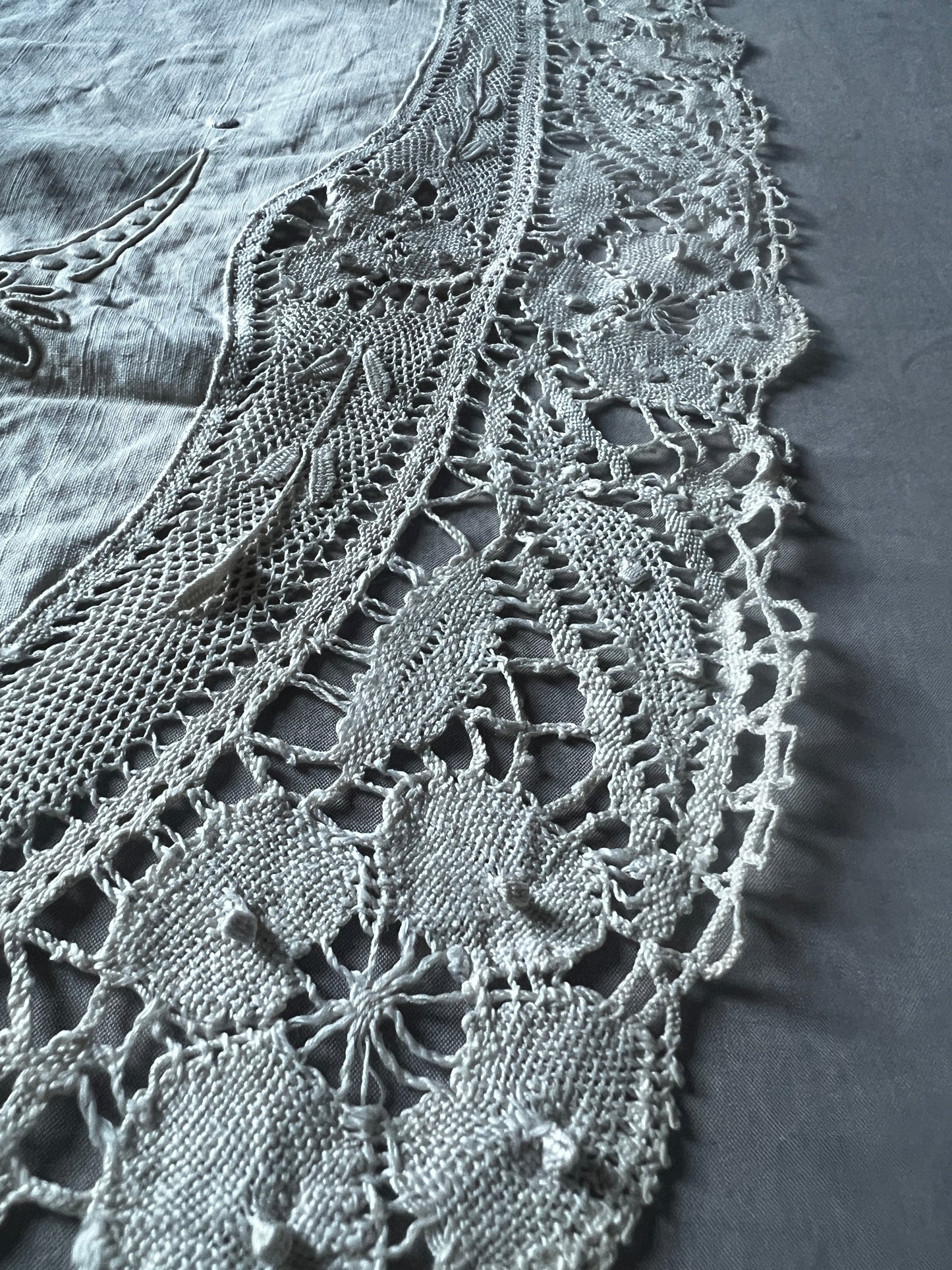 レースと刺繍の楕円形クロス