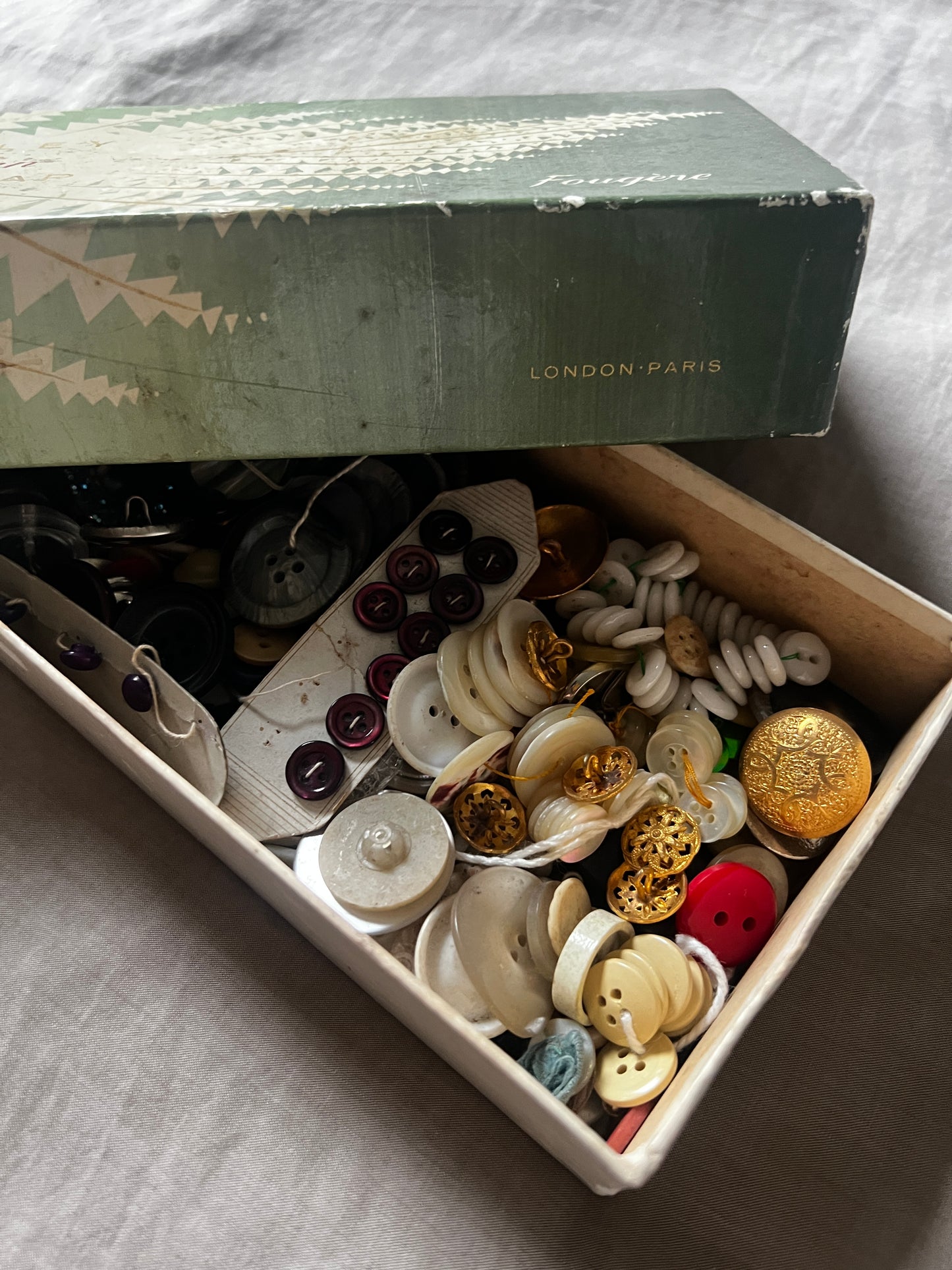 ★紙箱入りアンティークボタンセット