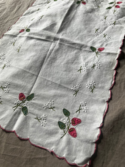 刺繍クロス(いちご)