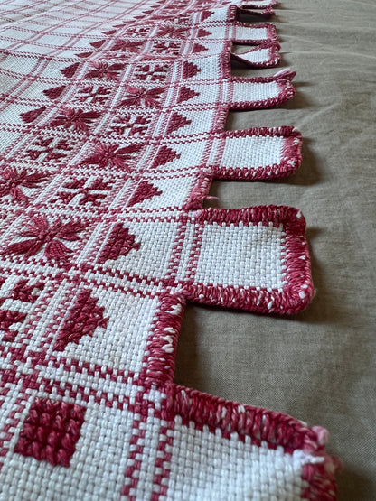 赤糸刺繍のクロス
