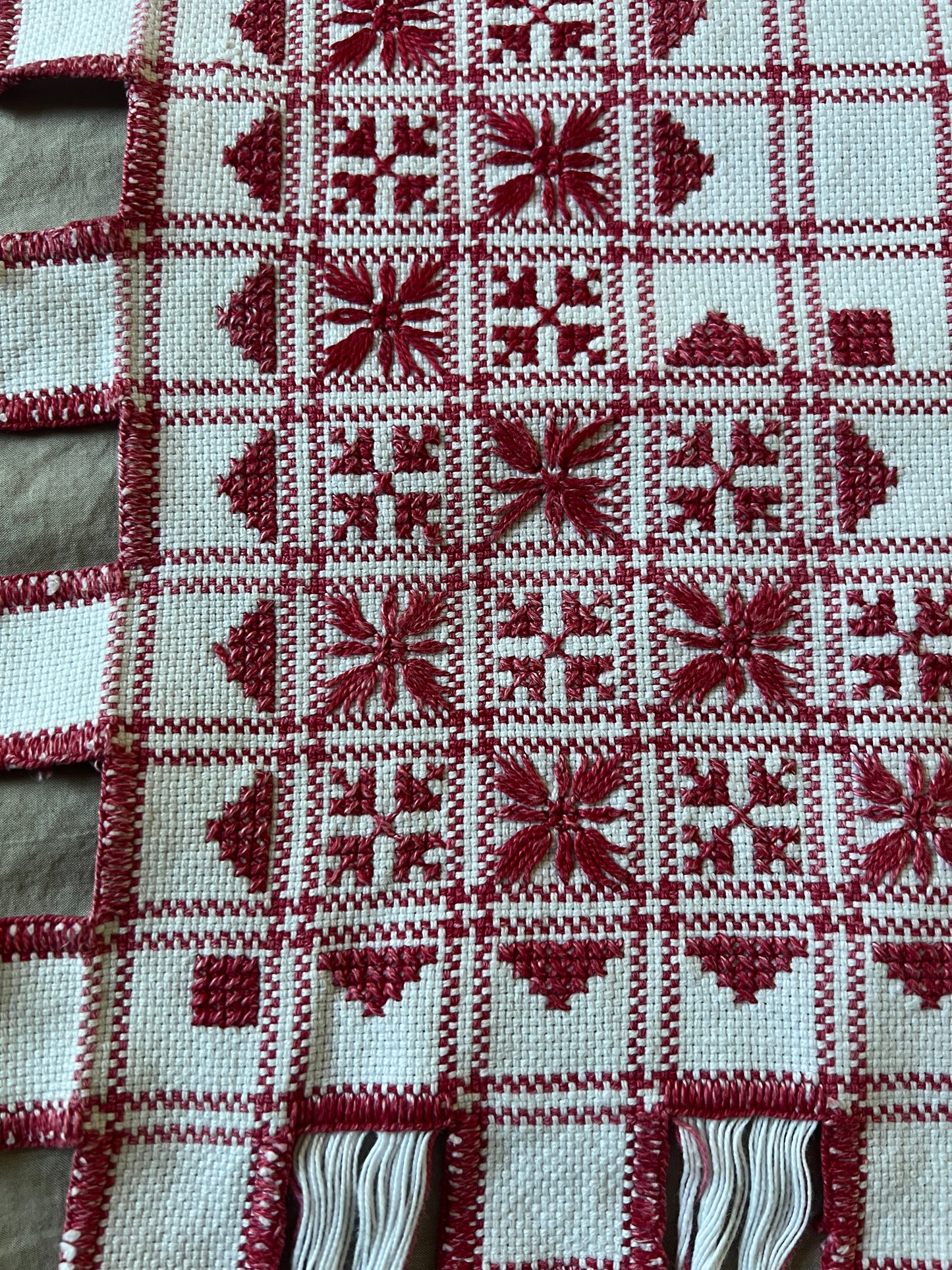 赤糸刺繍のクロス