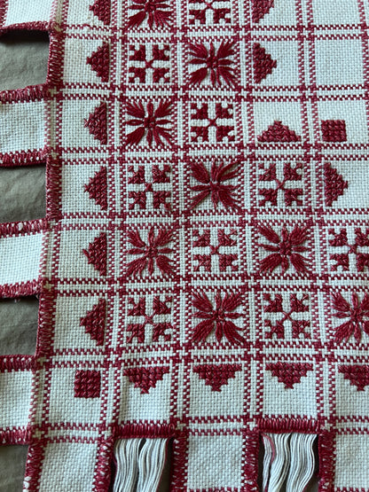 赤糸刺繍のクロス