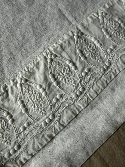 小花刺繍のベビー用ベッドリネン