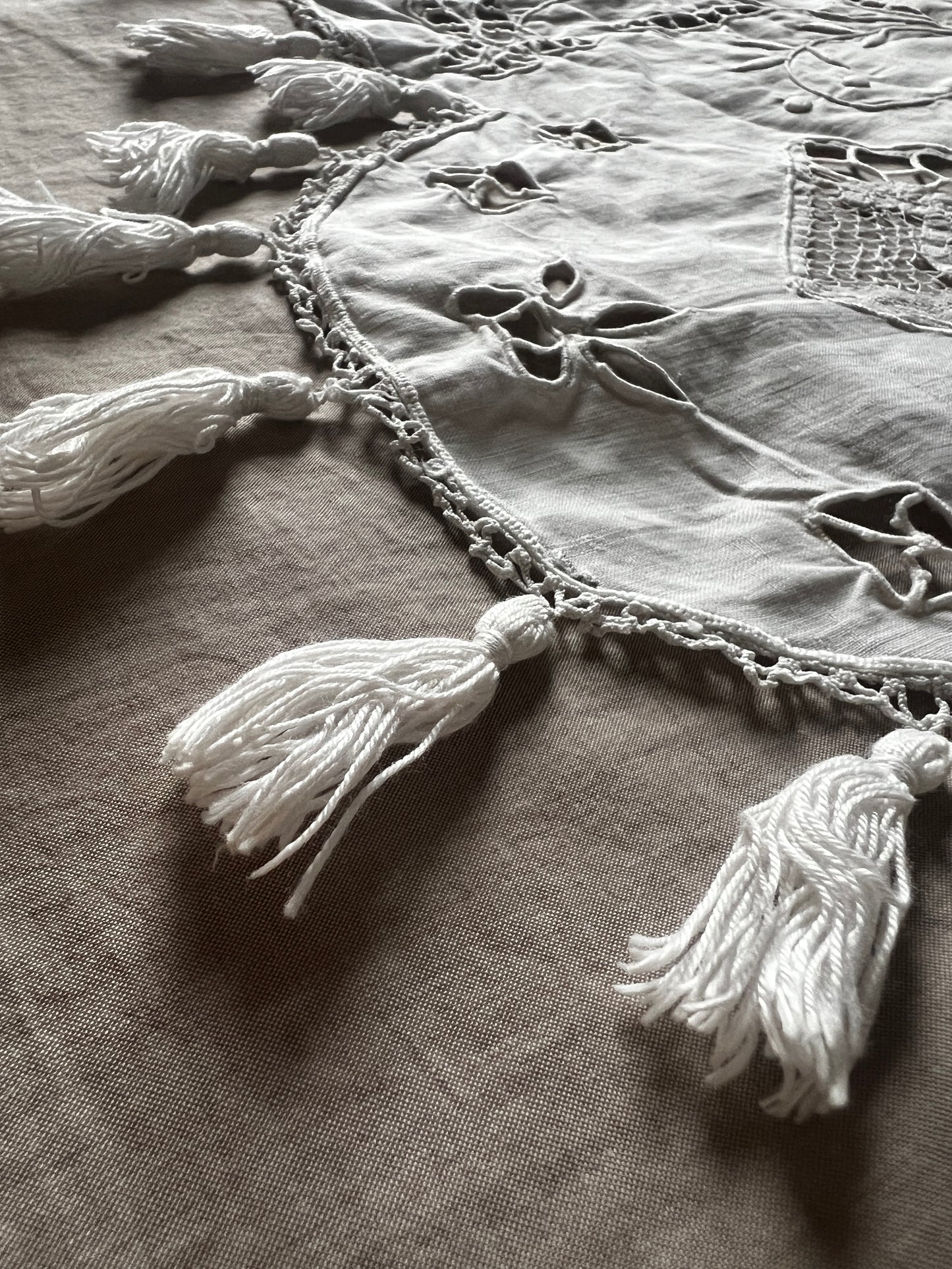 刺繍とレースの飾り布