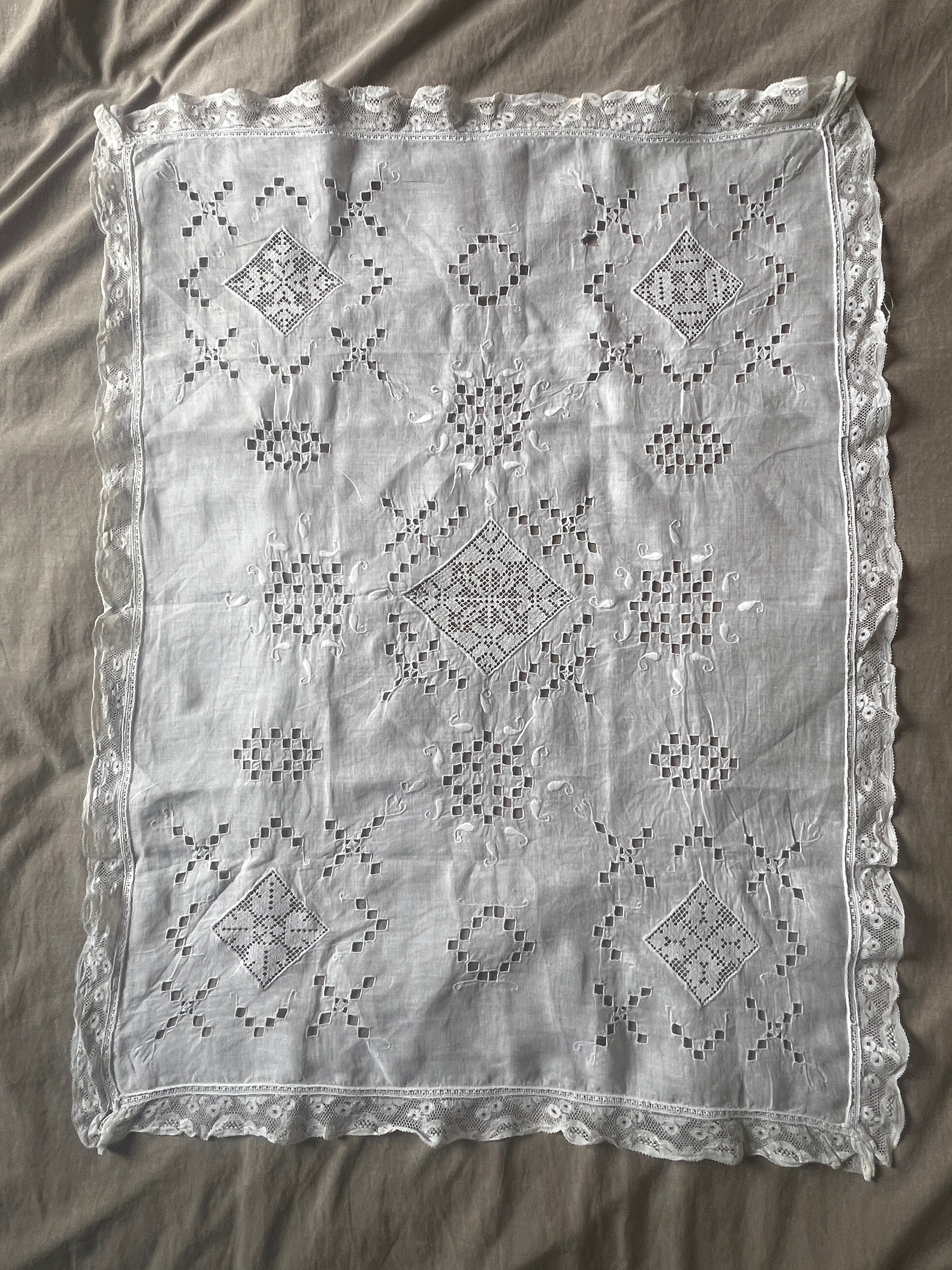 レースと刺繍の長方形クロス – France Antique 銀色アンティーク