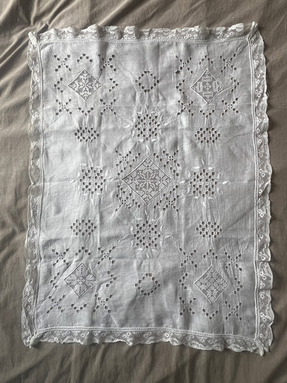 レースと刺繍の長方形クロス