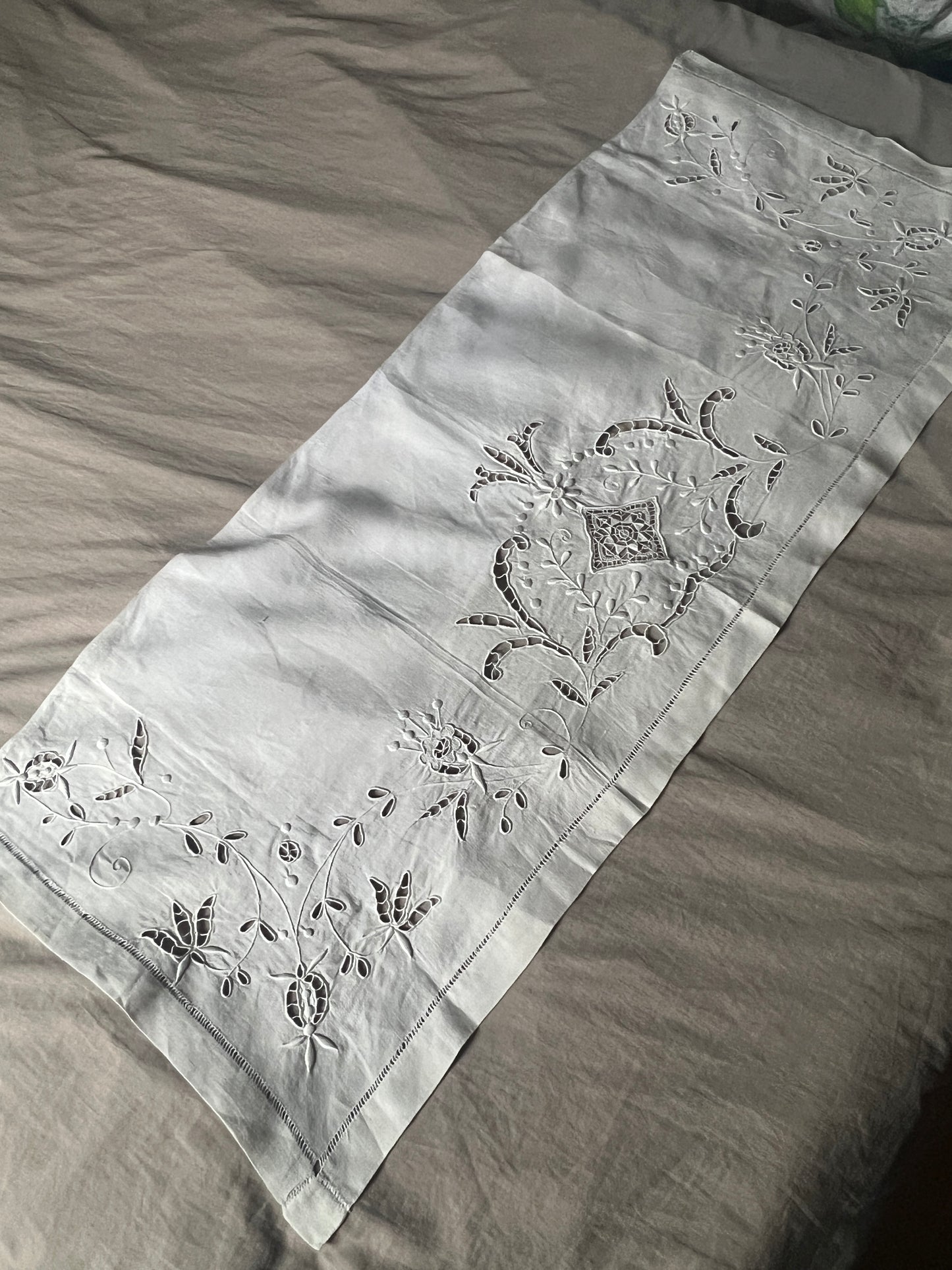 ★刺繍とレースの棚飾り
