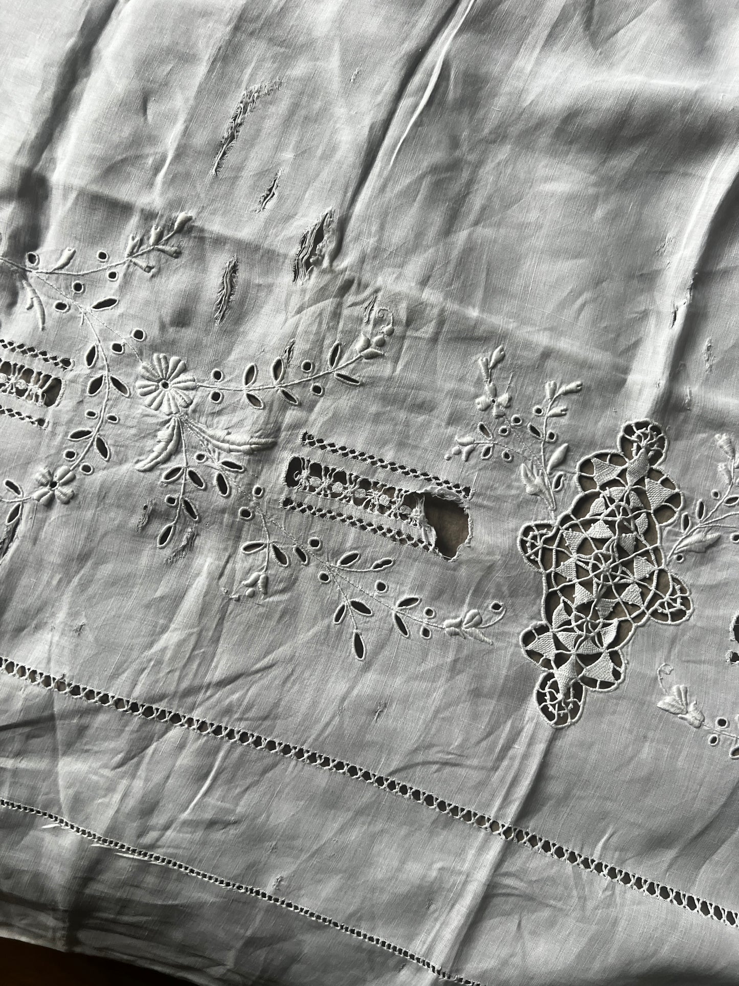 白刺繍の端布(ダメージ)