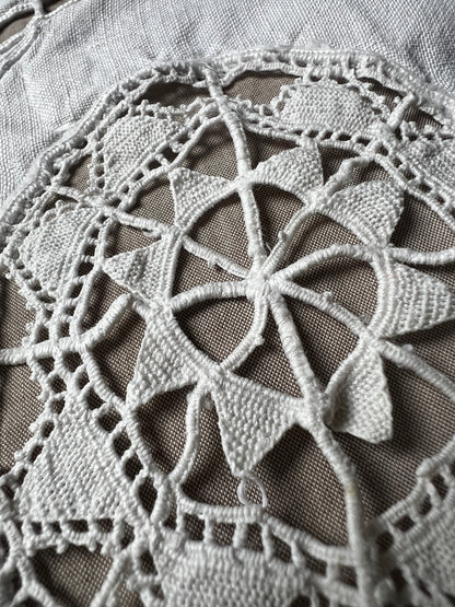 刺繍とレースの飾り布(鳥)