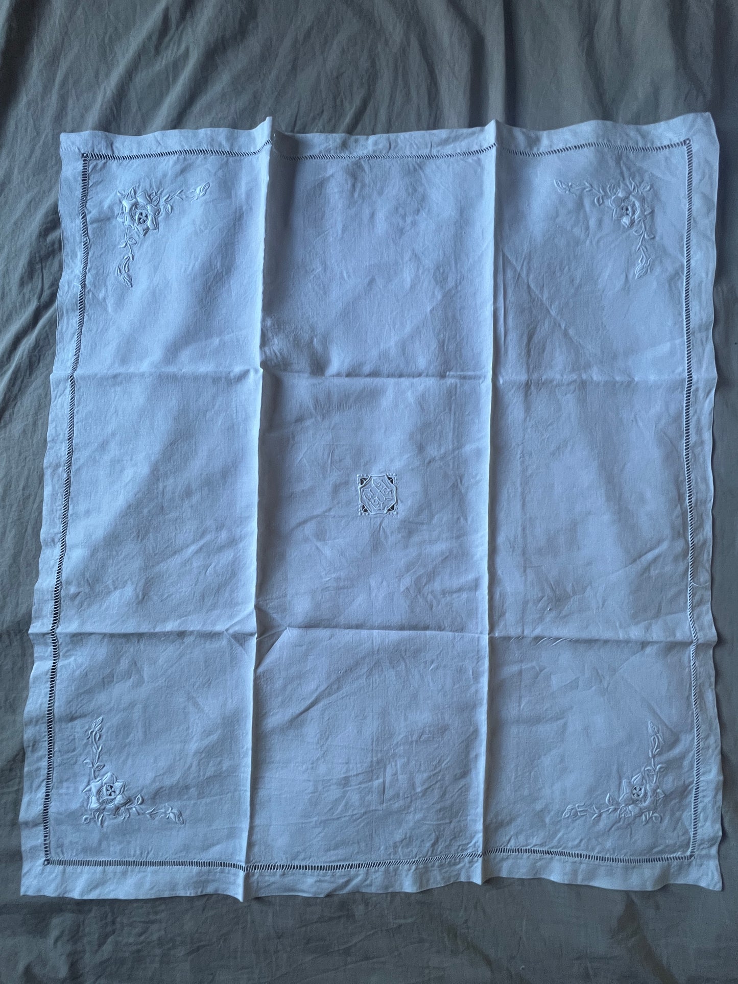 白刺繍のクロス