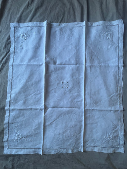 白刺繍のクロス