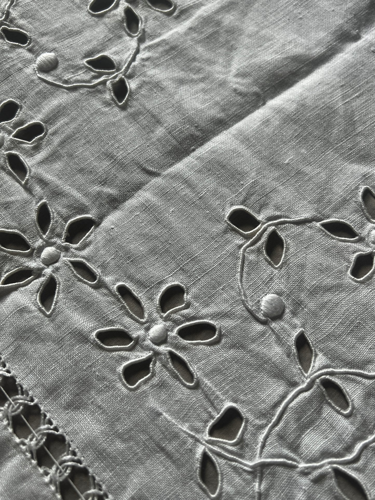 刺繍とレースの棚飾り