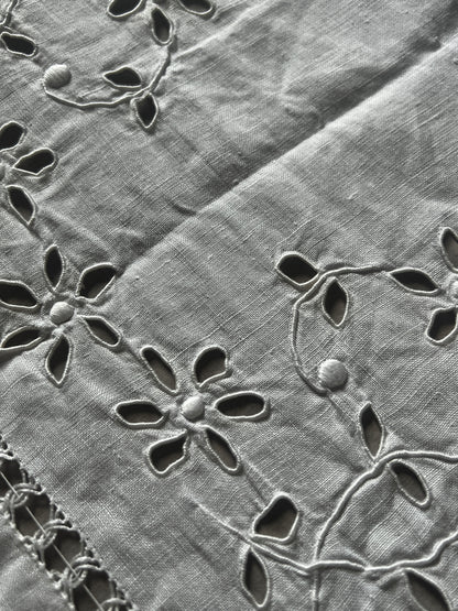 刺繍とレースの棚飾り