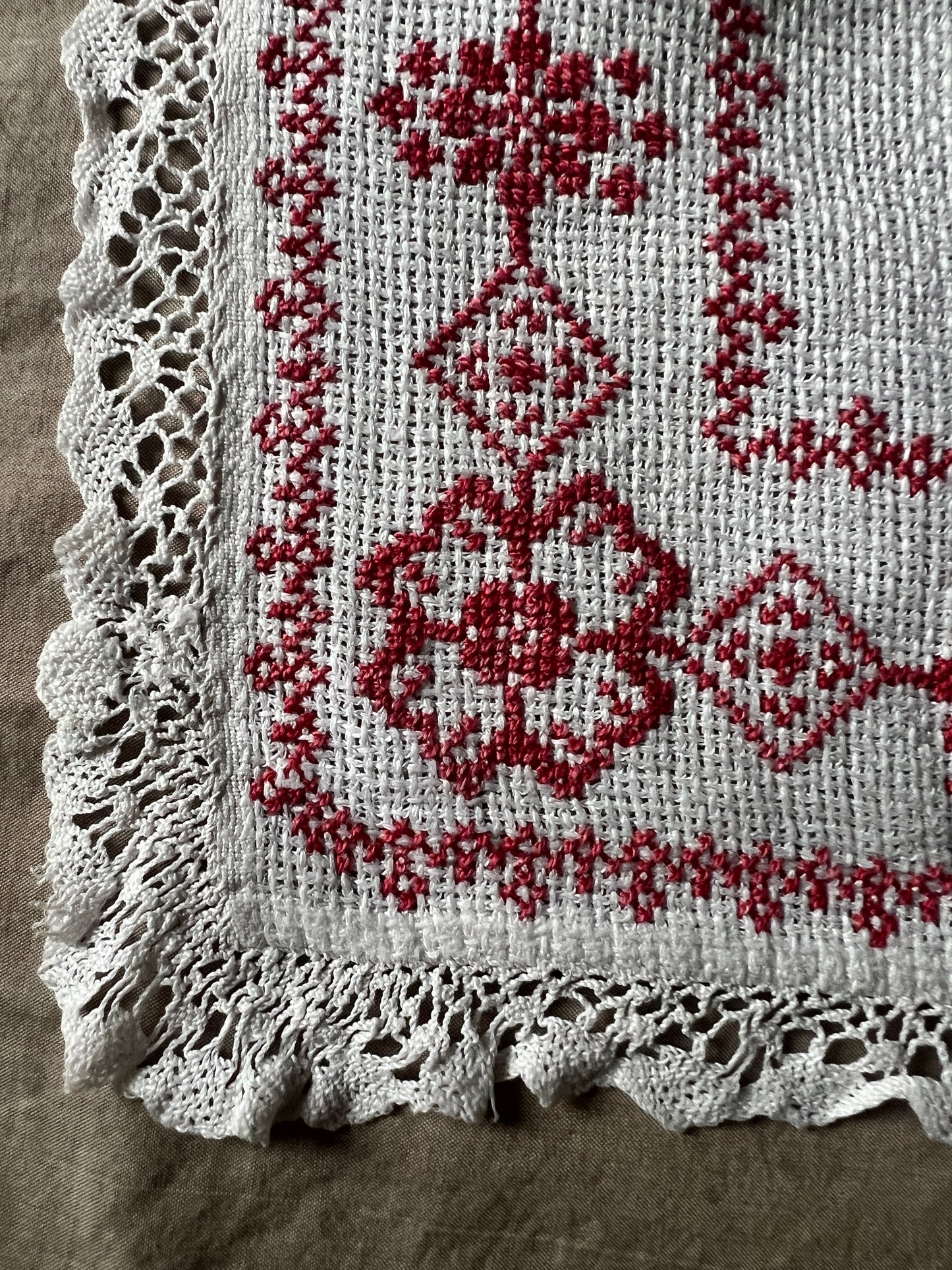 赤糸刺繍のクロス