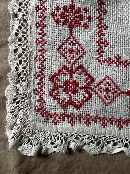 赤糸刺繍のクロス