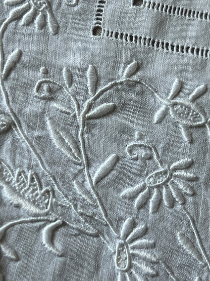 白刺繍飾り布