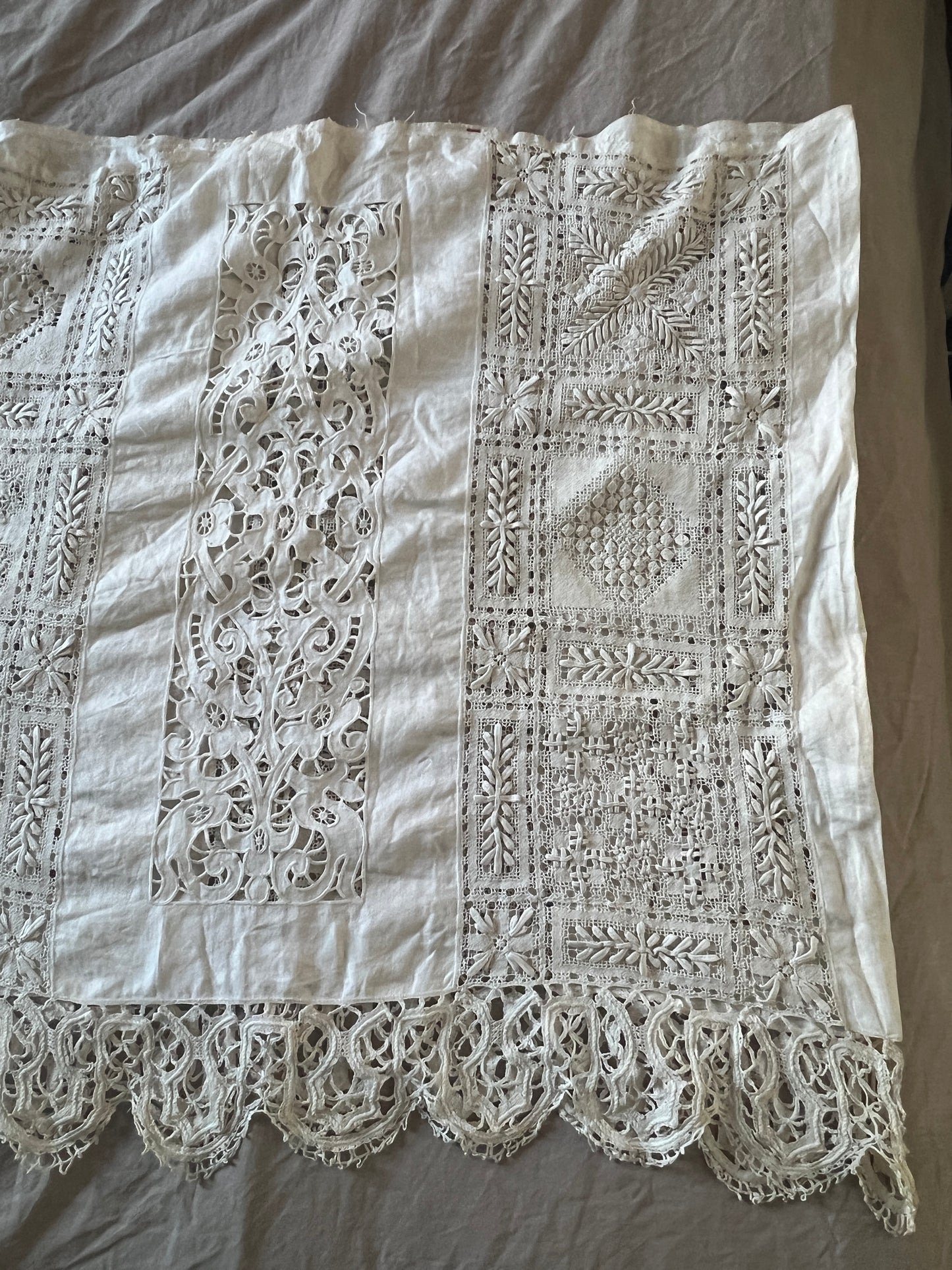 レースと刺繍の飾り布