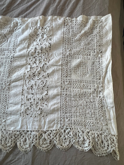 レースと刺繍の飾り布