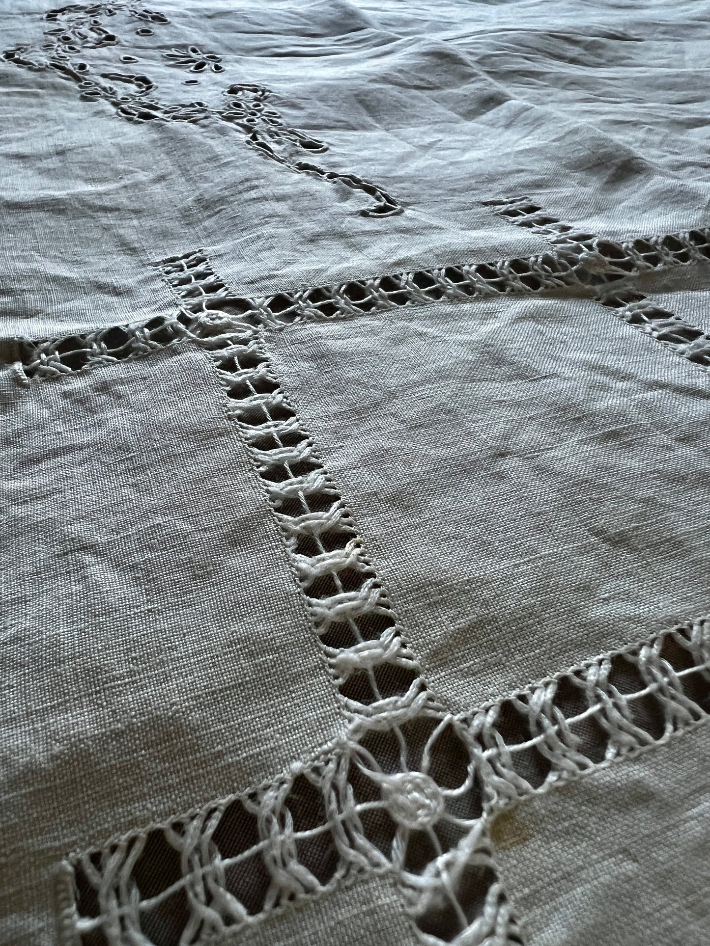 刺繍とレースのリネン