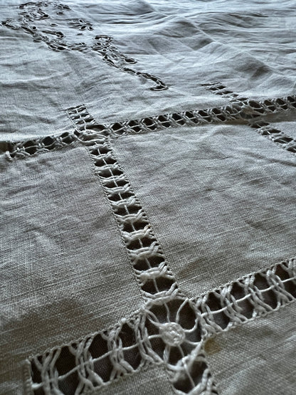 刺繍とレースのリネン