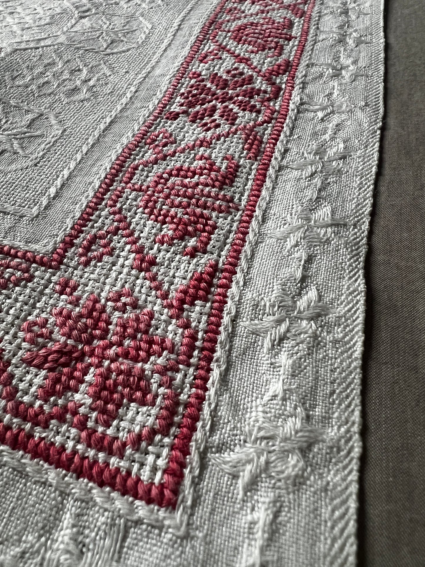 赤糸刺繍テーブルセンター