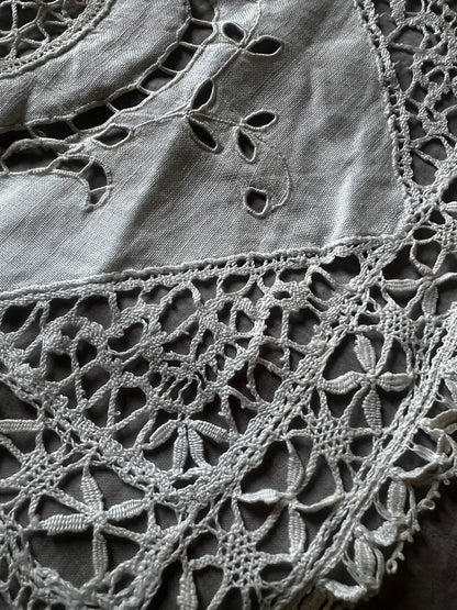 レースと刺繍のミニカーテン