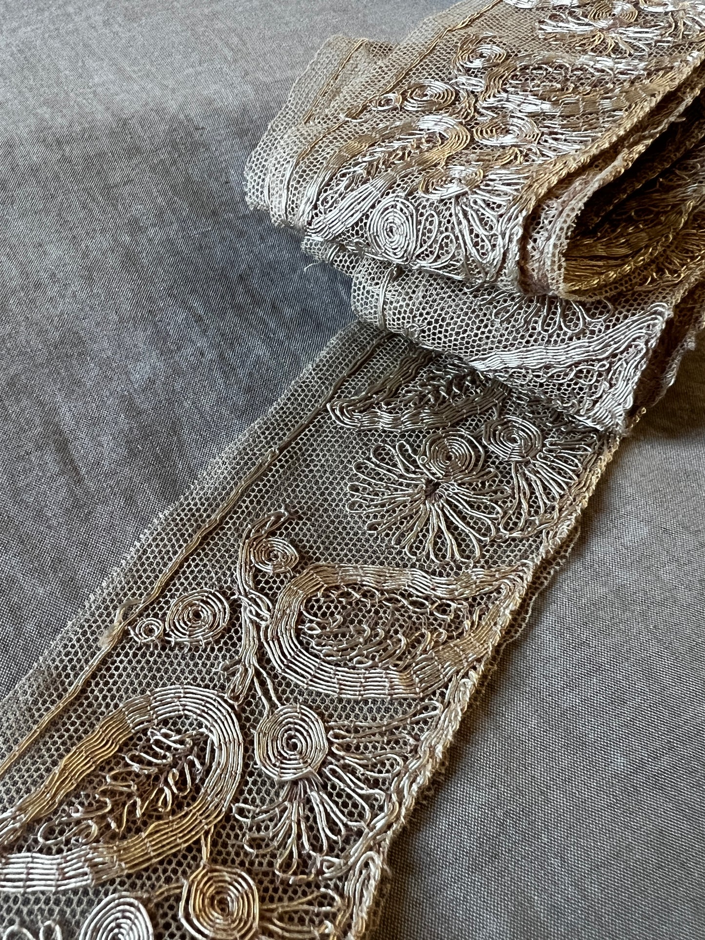 チュール刺繍レース