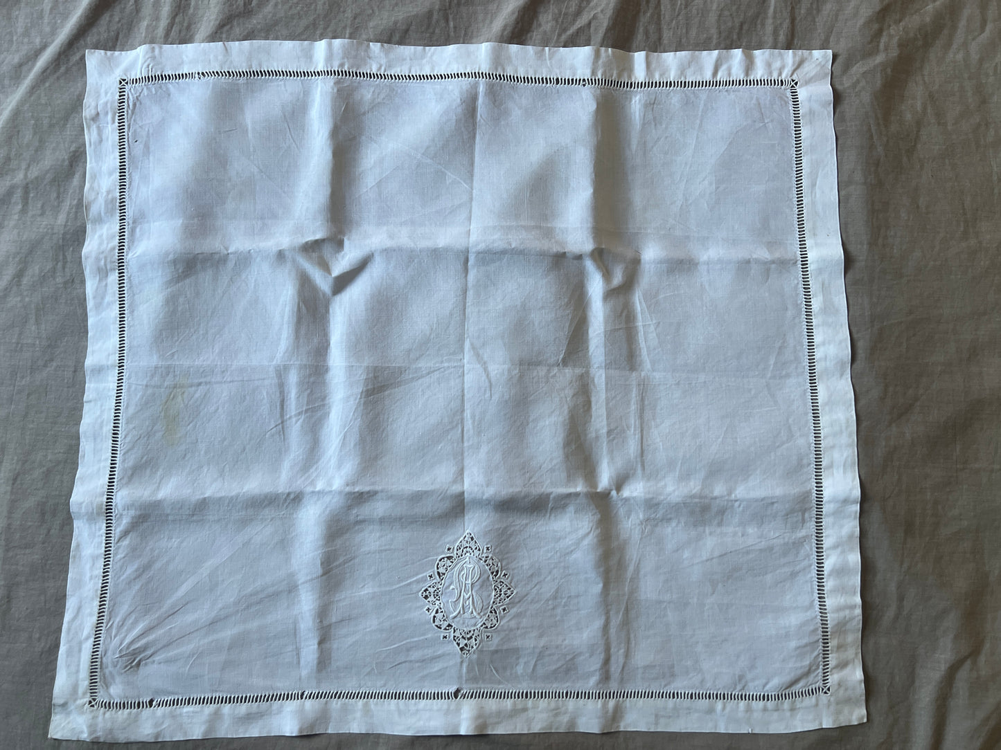 モノグラム刺繍リネン