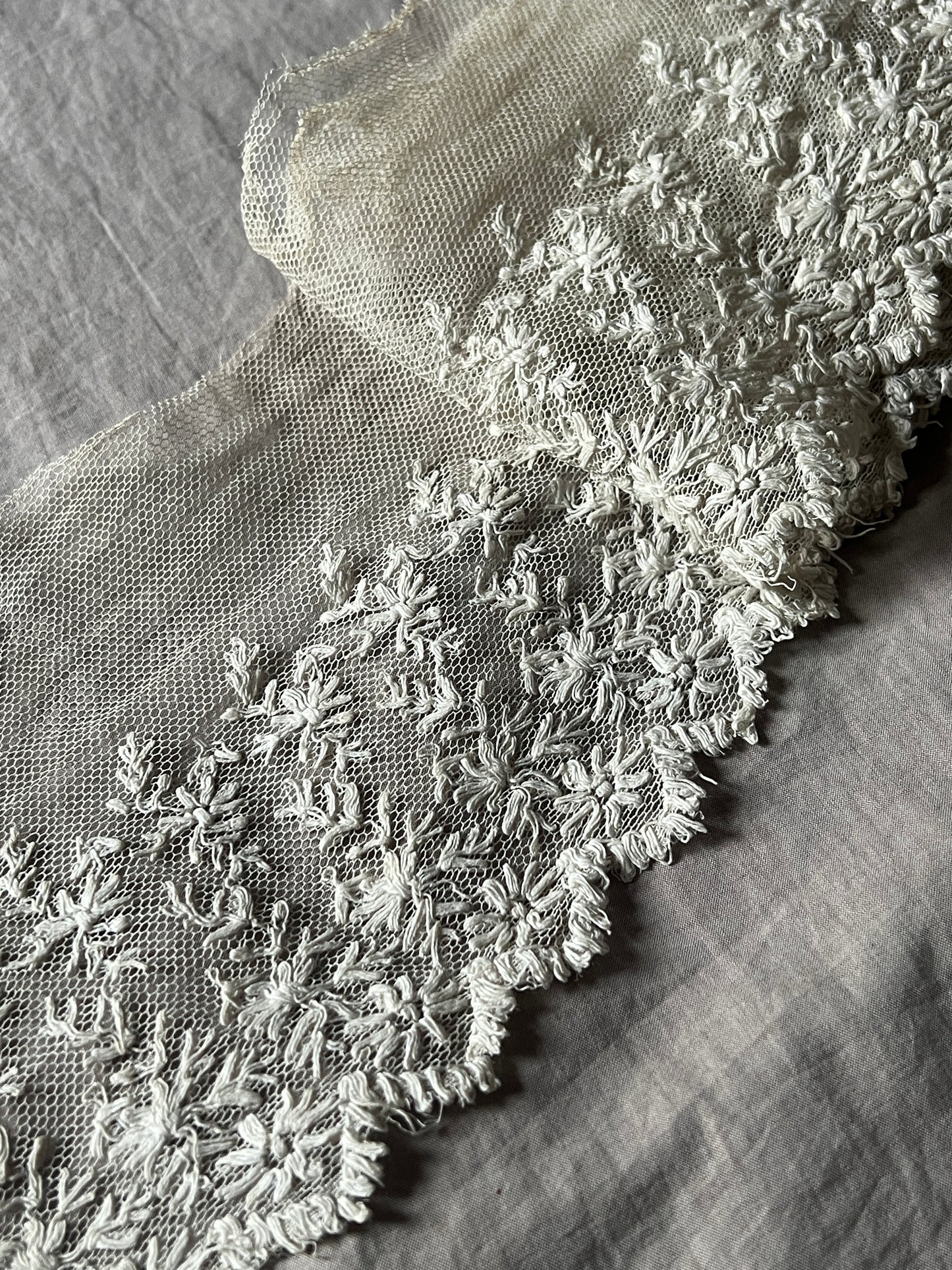 チュール刺繍レース