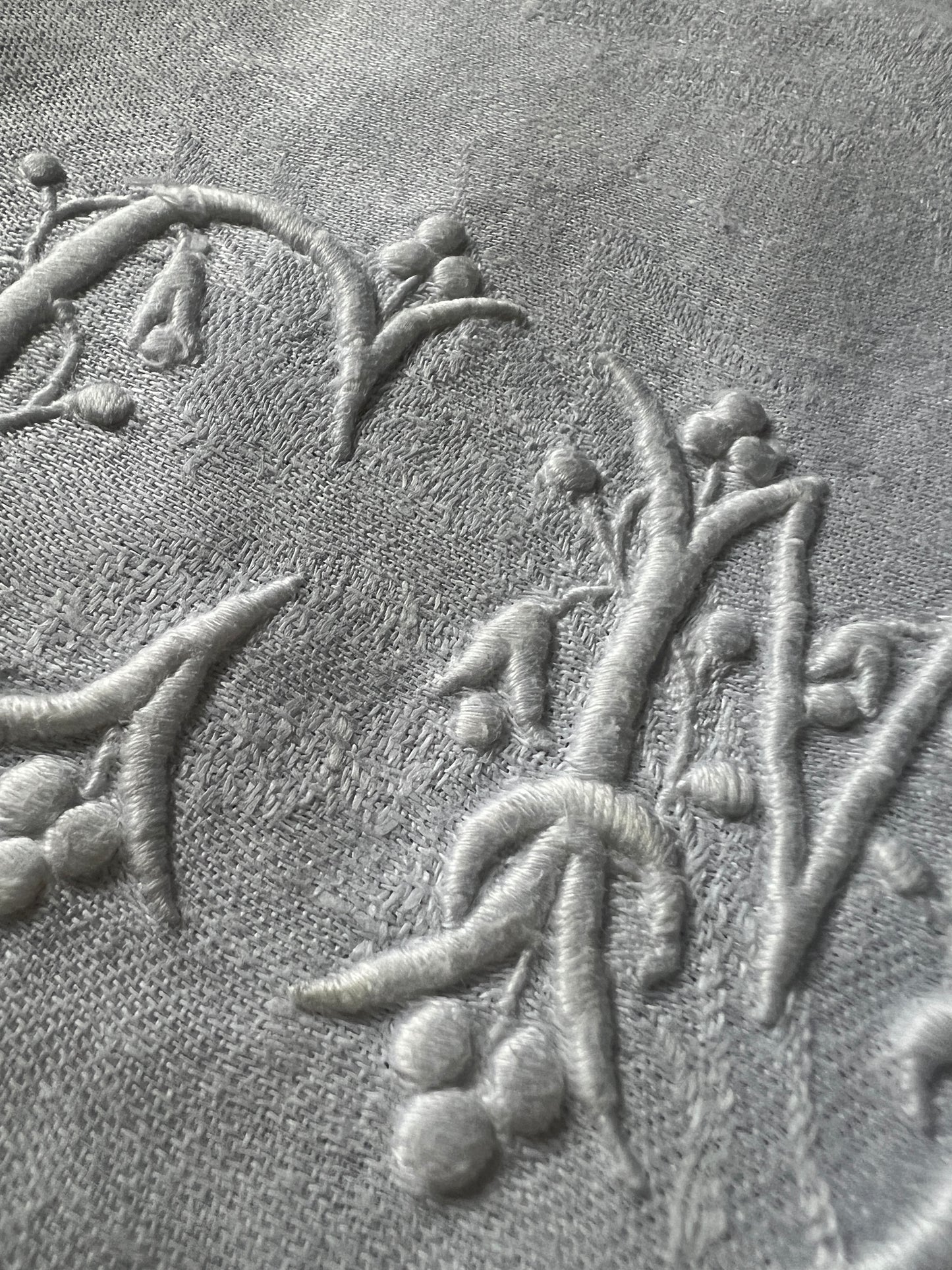 モノグラム刺繍ダマスク布