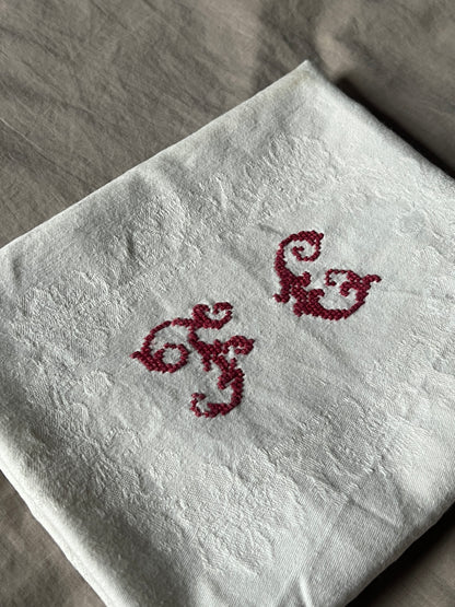 モノグラム赤糸刺繍リネンクロス
