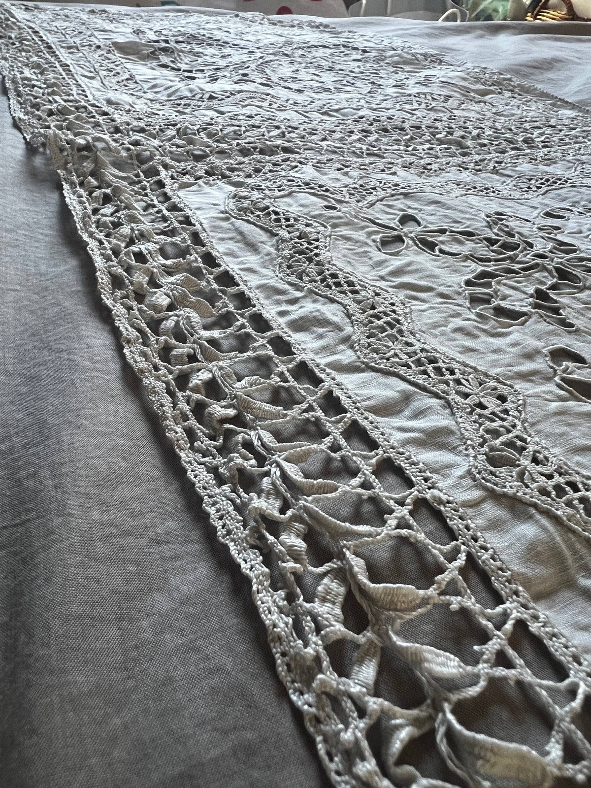 レースと刺繍の飾り布