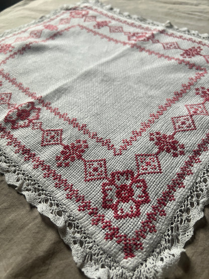 赤糸刺繍のクロス