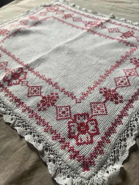 赤糸刺繍のクロス