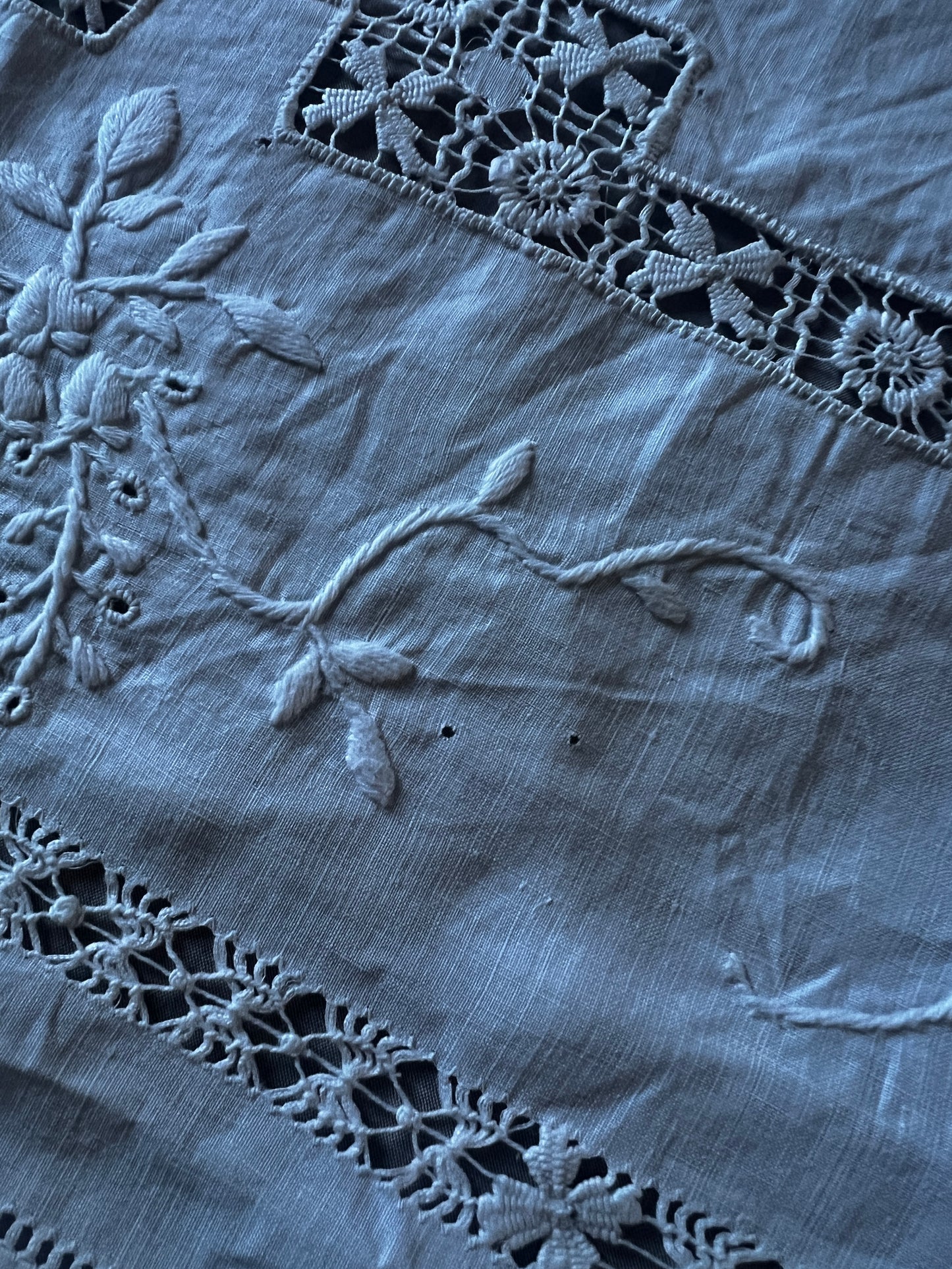 刺繍とレースのクロス