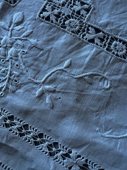 刺繍とレースのクロス