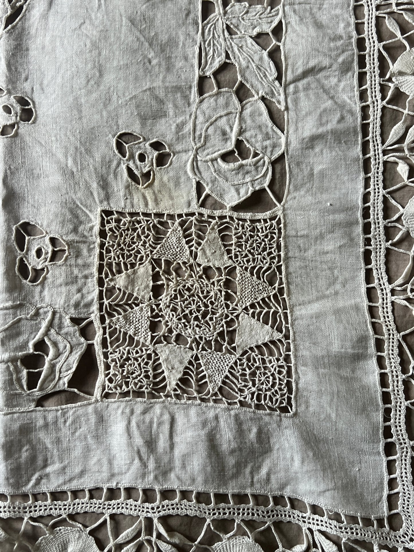 レースと刺繍の大判クロス
