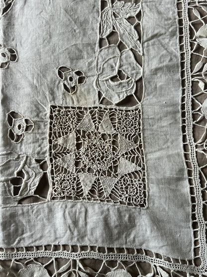 レースと刺繍の大判クロス