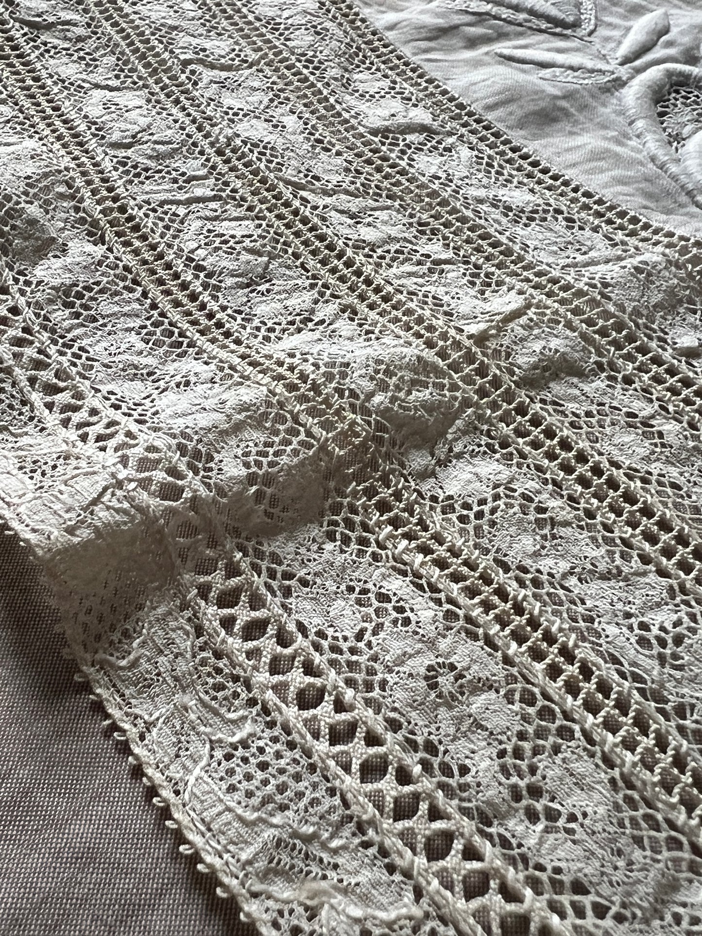 刺繍とレースの楕円クロス