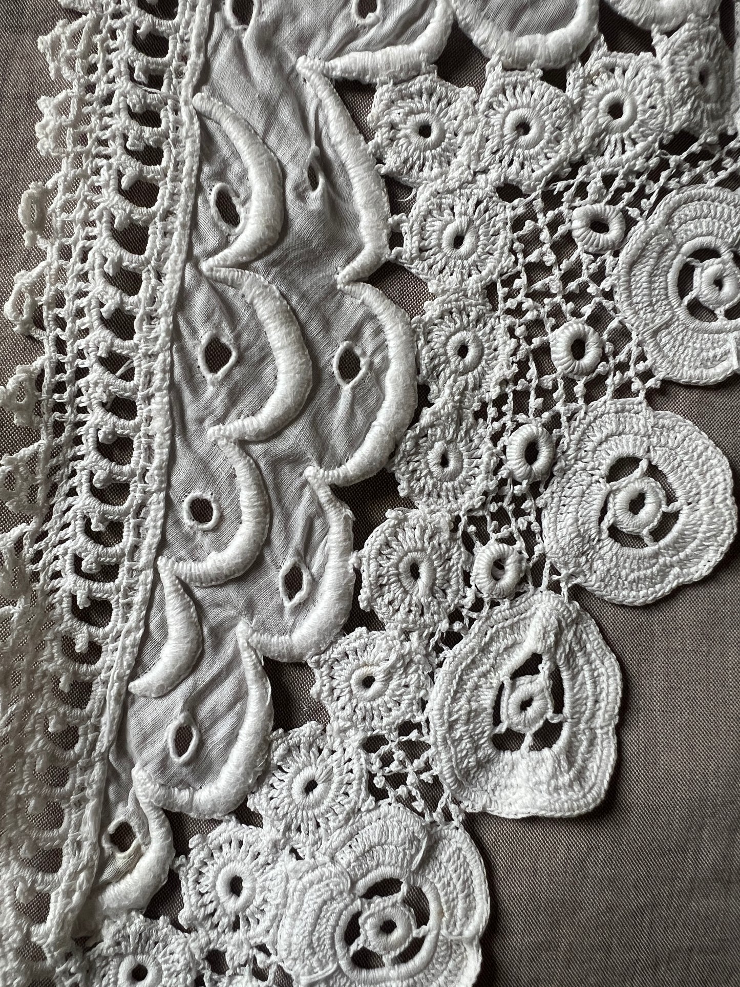 レースと刺繍の飾り襟